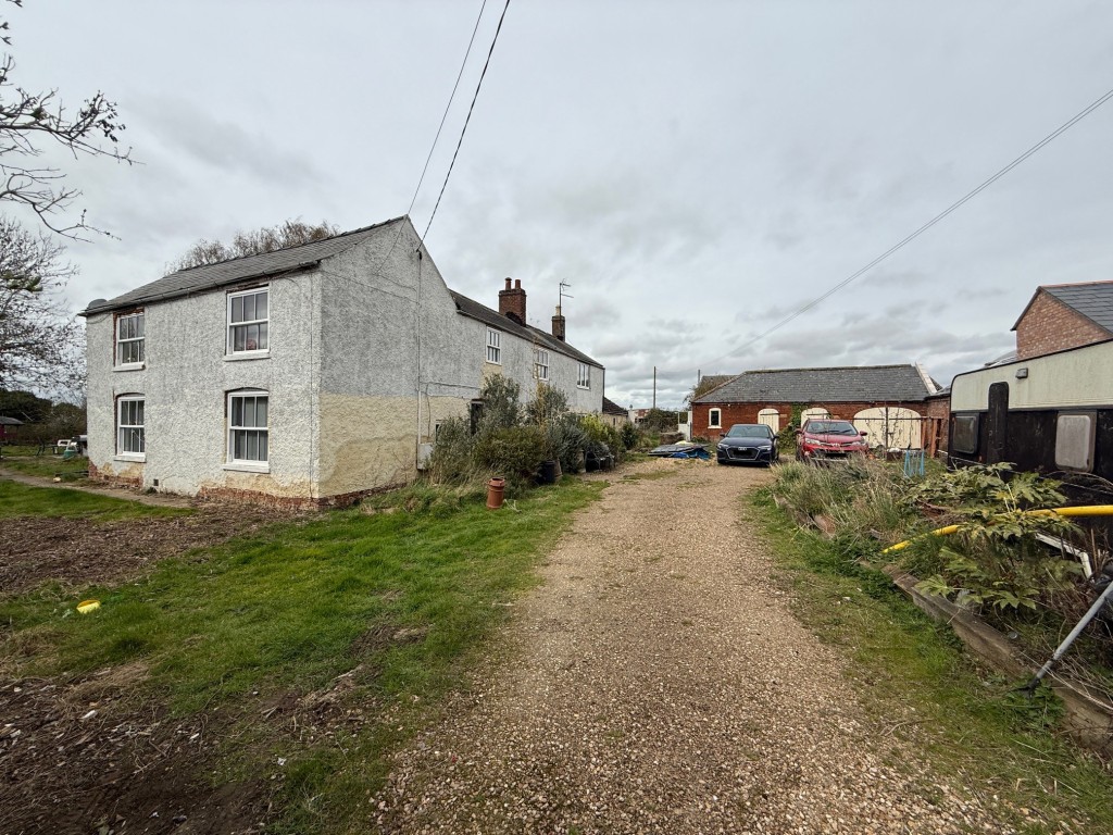 Lot: 86 - HOUSE FOR REPAIR AND IMPROVEMENT - Driveway leading to accommodation